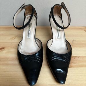 Manolo Blahnik Heels With Ankle Strap With Button Closure. Size EU 37 . Black.